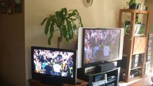 два телевизора