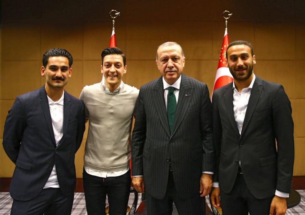  В Германия подлагат на критика футболисти поради фотоси с Ердоган 