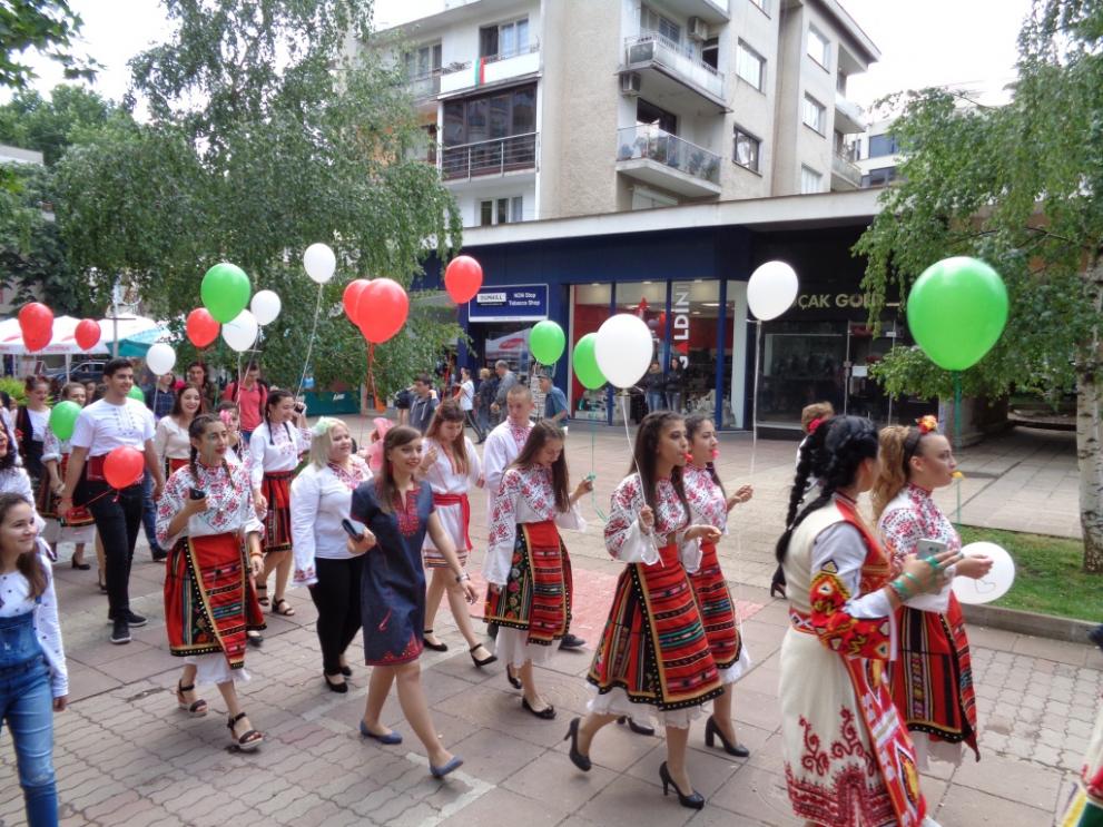 Абитуриентите в народни носии от ППМГ - Враца.