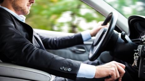 зад волана шофьор