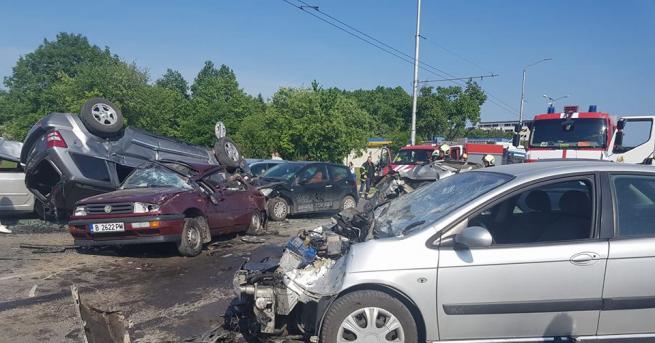 Дете и трима възрастни пострадаха при верижна катастрофа във Варна