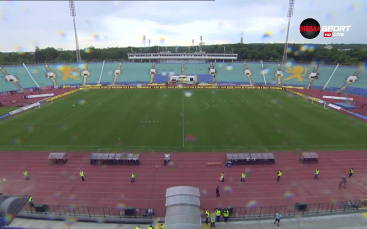 Час преди дербито, празен 