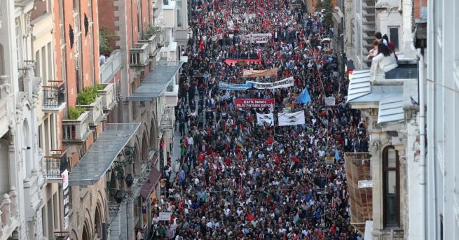 Хиляди хора в различни точки на Турция излязоха на протест
