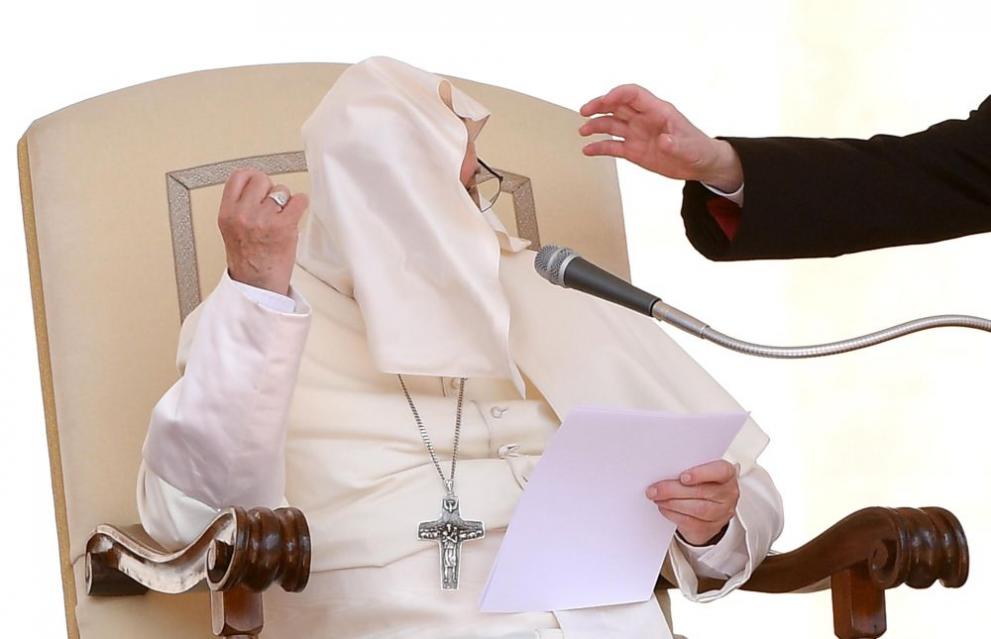  Вятърът погоди занимателен номер на папата 