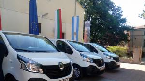 Обслужват социалния патронаж с три нови микробуса