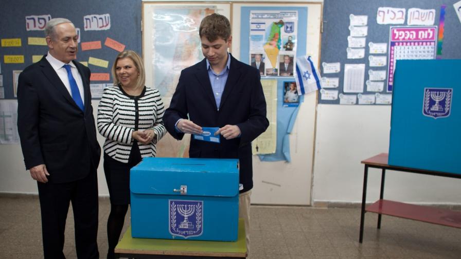 Яир Нетаняху пуска гласа си на избори в Израел