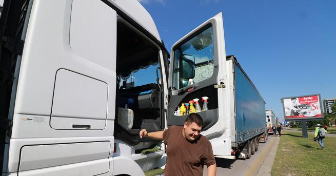 България Хладилен камион с 41 мигранти с българска регистрация в