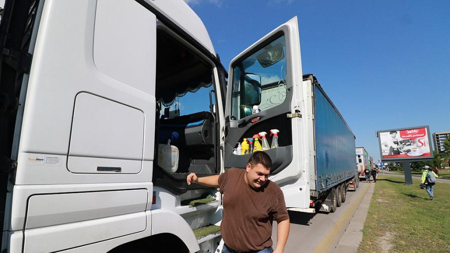 Хладилен камион с 41 мигранти с българска регистрация в Гърция