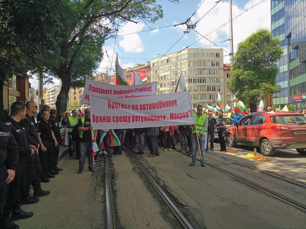  Шофьори на тирове и рейсове на митинг в столицата 