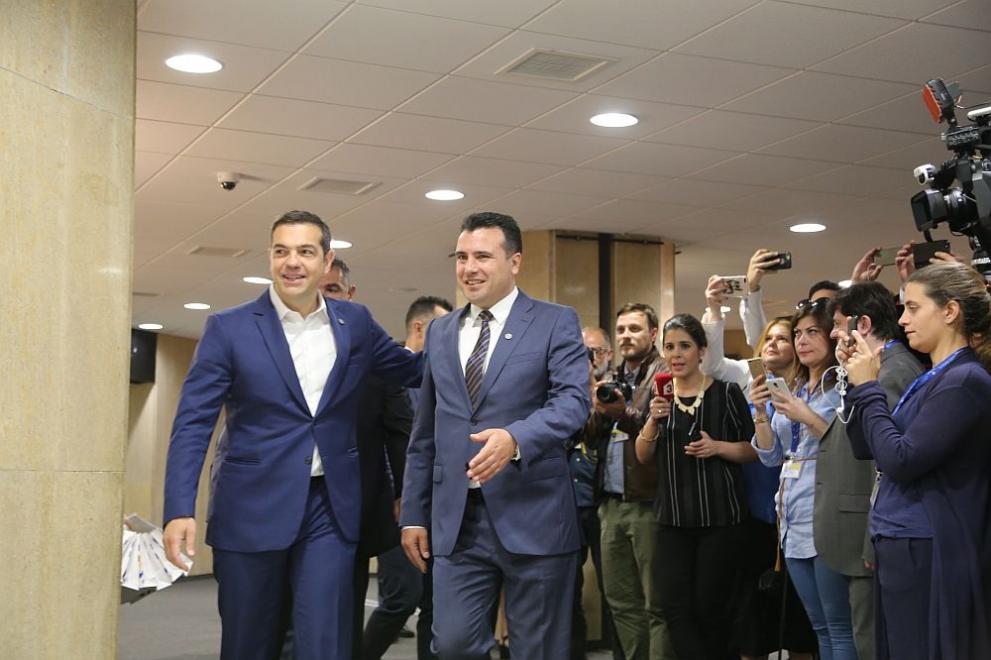  Македонският министър председател Зоран Заев и гръцкият му сътрудник Алексис Ципрас 