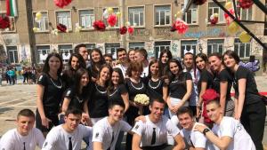 с тениска на бала