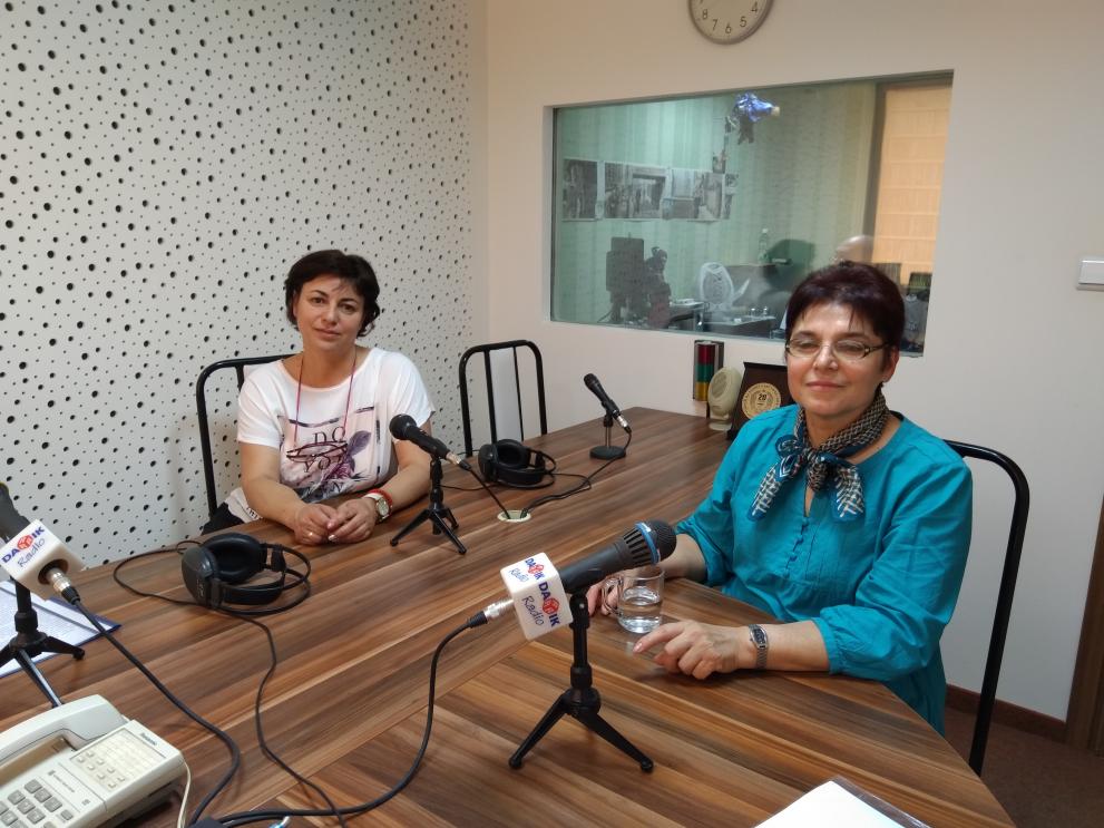 Учителката Диляна Йовева / вляво/ и директорката Пенка Миланова