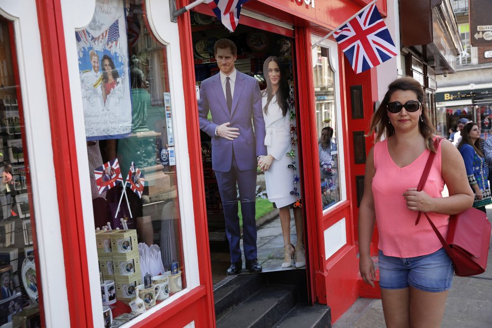 Сватбата на британския принц Хари с американската актриса Меган Маркъл наближава. Двамата ще се врекат във вярност на 19 май в замъка Уиндзор.<br />
 <br />
Бизнесът на Обединеното кралство вече се подготвя за ползите от големия интерес към събитието. Сувенири с образите на двойката са изложени в туристическите магазини.<br />
 