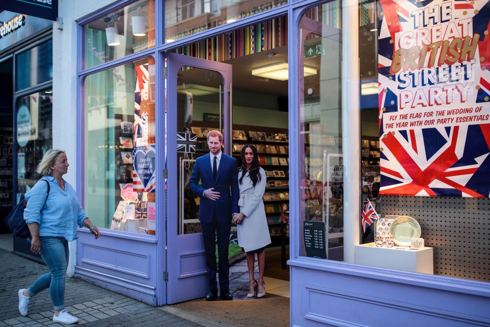 Сватбата на британския принц Хари с американската актриса Меган Маркъл наближава. Двамата ще се врекат във вярност на 19 май в замъка Уиндзор.<br />
 <br />
Бизнесът на Обединеното кралство вече се подготвя за ползите от големия интерес към събитието. Сувенири с образите на двойката са изложени в туристическите магазини.<br />
 