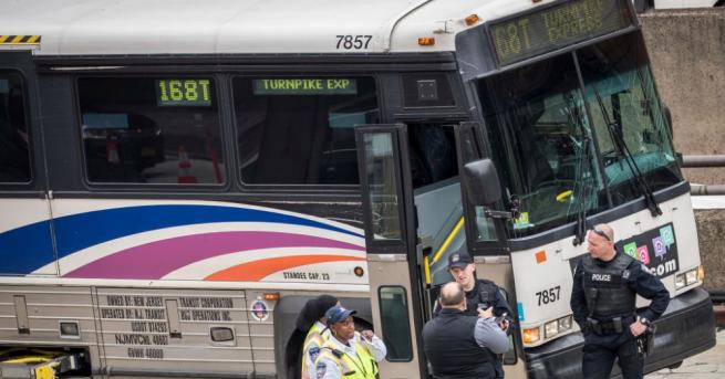 Два автобуса се сблъскаха в тунела Линкълн под река Хъдзън
