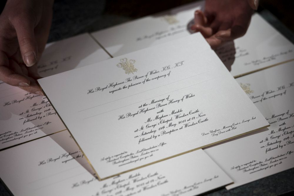 Сватбата на британския принц Хари с американската актриса Меган Маркъл наближава. Двамата ще се врекат във вярност на 19 май в замъка Уиндзор.<br />
 <br />
Бизнесът на Обединеното кралство вече се подготвя за ползите от големия интерес към събитието. Сувенири с образите на двойката са изложени в туристическите магазини.<br />
 