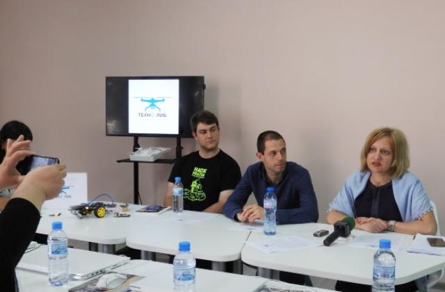 Силвия Врачовска (вдясно) - директор на библиотеката - представи проекта. До нея са представителите на "Враца софтуер общество".