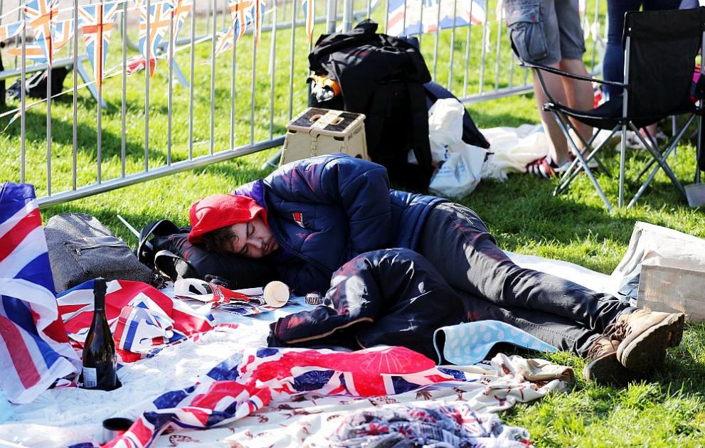  Фенове от целия свят, облечени елегантно като кралски особи, се събраха пред Уиндзорския палат, с цел да гледат сватбата на принц Хари и Меган Маркъл 