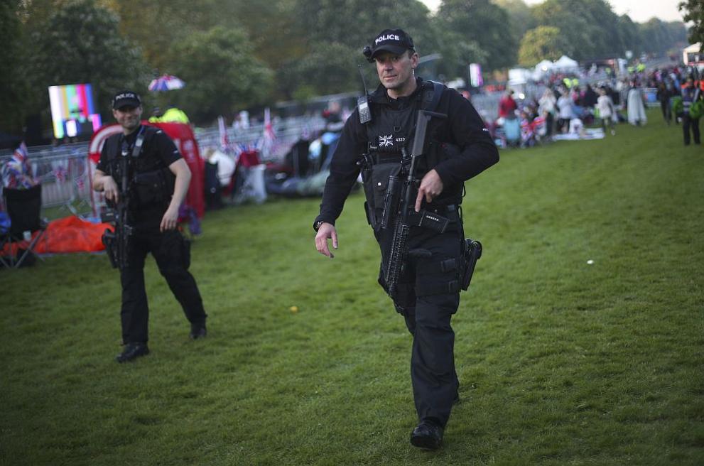  Фенове от целия свят, облечени елегантно като кралски особи, се събраха пред Уиндзорския палат, с цел да гледат сватбата на принц Хари и Меган Маркъл 