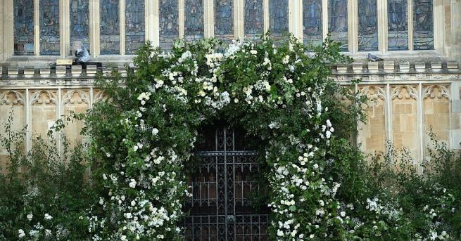 С бели рози, любимите цветя на покойната лейди Даяна, беше