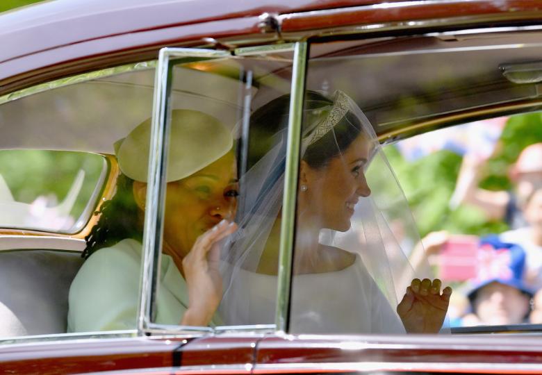 <p>Ето я и Меган Маркъл като булка. Тя е избрала за сватбения ден прекрасна рокля на &quot;Живанши&quot;. Сватбената церемония вече започна...</p>