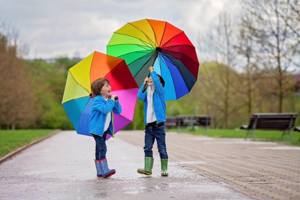 пролет дъжд деца чадър