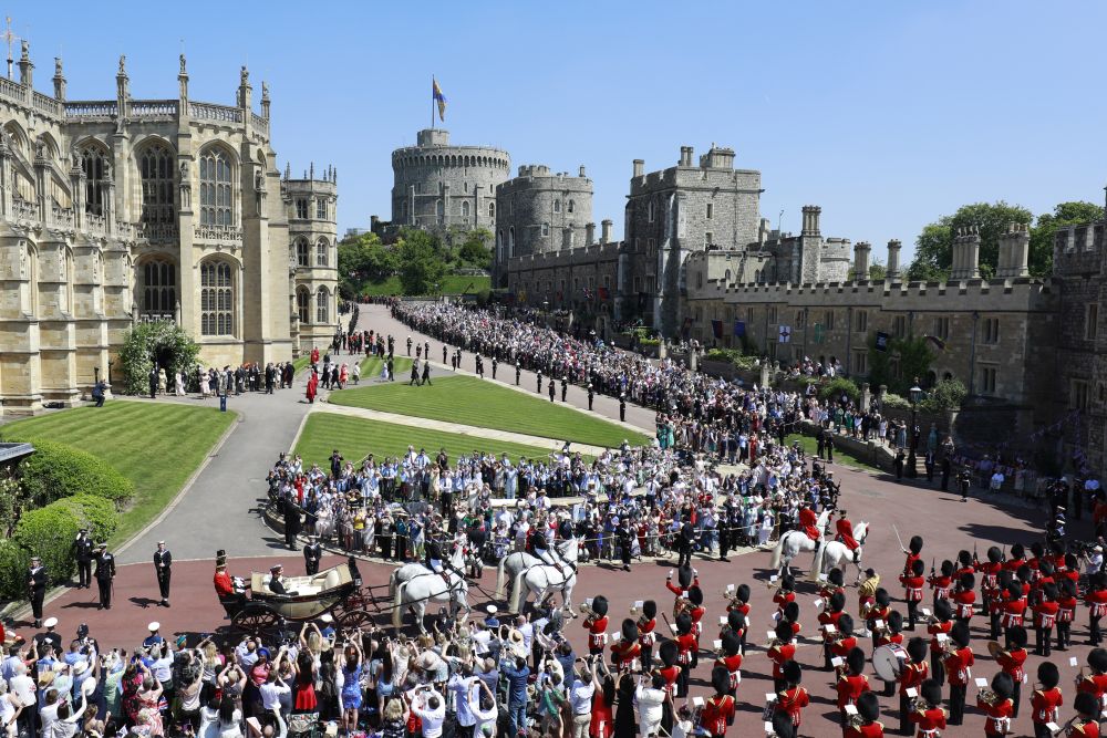 Британският принц Хари и съпругата му Меган Маркъл обиколиха Уиндзор в открита каляска-ландо Аскот след сватбената церемония. Процесията премина през центъра на града и се върна обратно в Уиндзорския замък за приема, който дава кралица Елизабет Втора за младоженците и 600-те им гости. Двамата младоженци сияеха пред погледите на хилядите събрали се хора, които ги приветстваха възторжено.