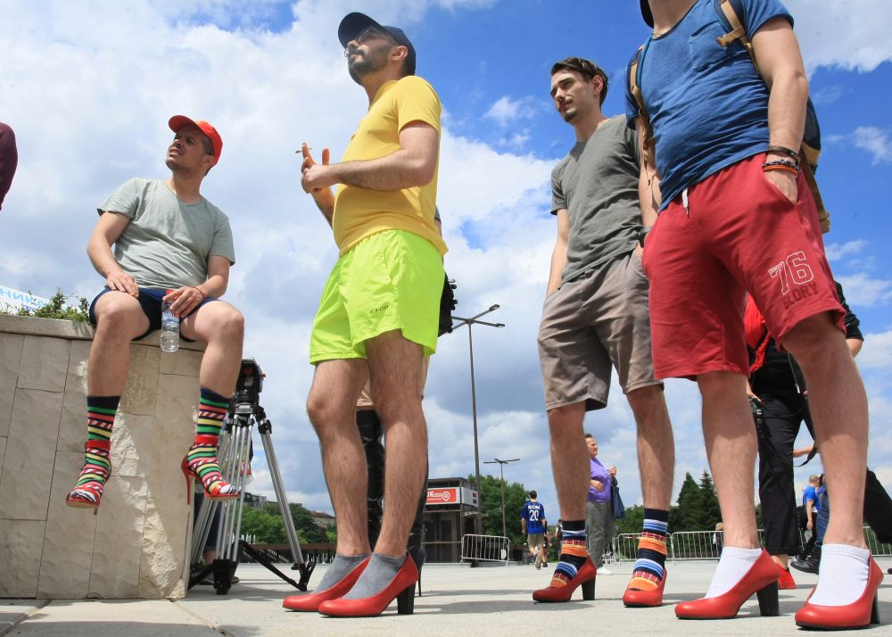 Десетки мъже обуха дамски обувки на висок ток, за да привлекат общественото внимание върху насилието над жени
