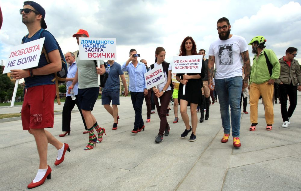 Десетки мъже обуха дамски обувки на висок ток, за да привлекат общественото внимание върху насилието над жени