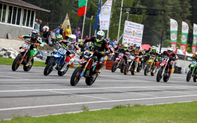 Невероятно оспорвани и драматични състезателни маншове видяха феновете на мотоциклетния