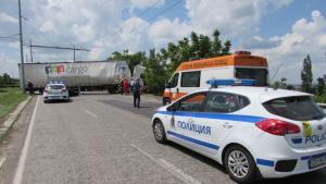 Аварирал ТИР затрудни движението за Дунав мост