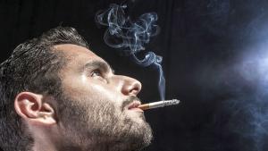 мъж пушач цигара