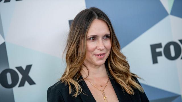 Дженифър Лав Хюит се завръща на екран. Но защо изглежда така?