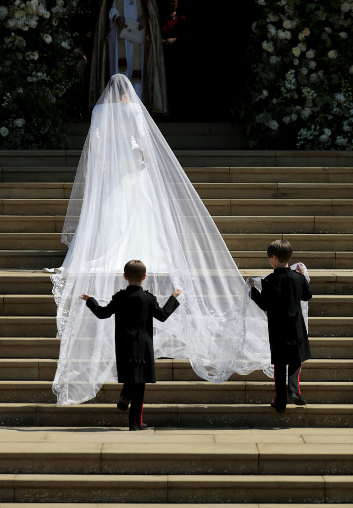 Американската актриса Меган Маркъл изненада мнозина, след като избра Клеър Уейт Келър, британската дизайнерка, работеща за френската модна къща „Givenchy“, да сътвори роклята ѝ за сватбената церемония. Меган бе ослепителна, а принц Хари не успя да сдържи сълзите си от вълнение. Роклята бе с ръкави, покриващи 3/4 от ръцете, и почти открити рамене, изчистен дизайн и 5-метров шлейф с копринен тюл, бродиран с цветя от държавите, членуващи в Общността на нациите. Всяко от растенията е типично за отделните 53 страни от организацията.
