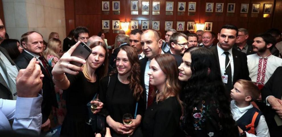  Десислава Радева в грациозен гащеризон в Болшой спектакъл 