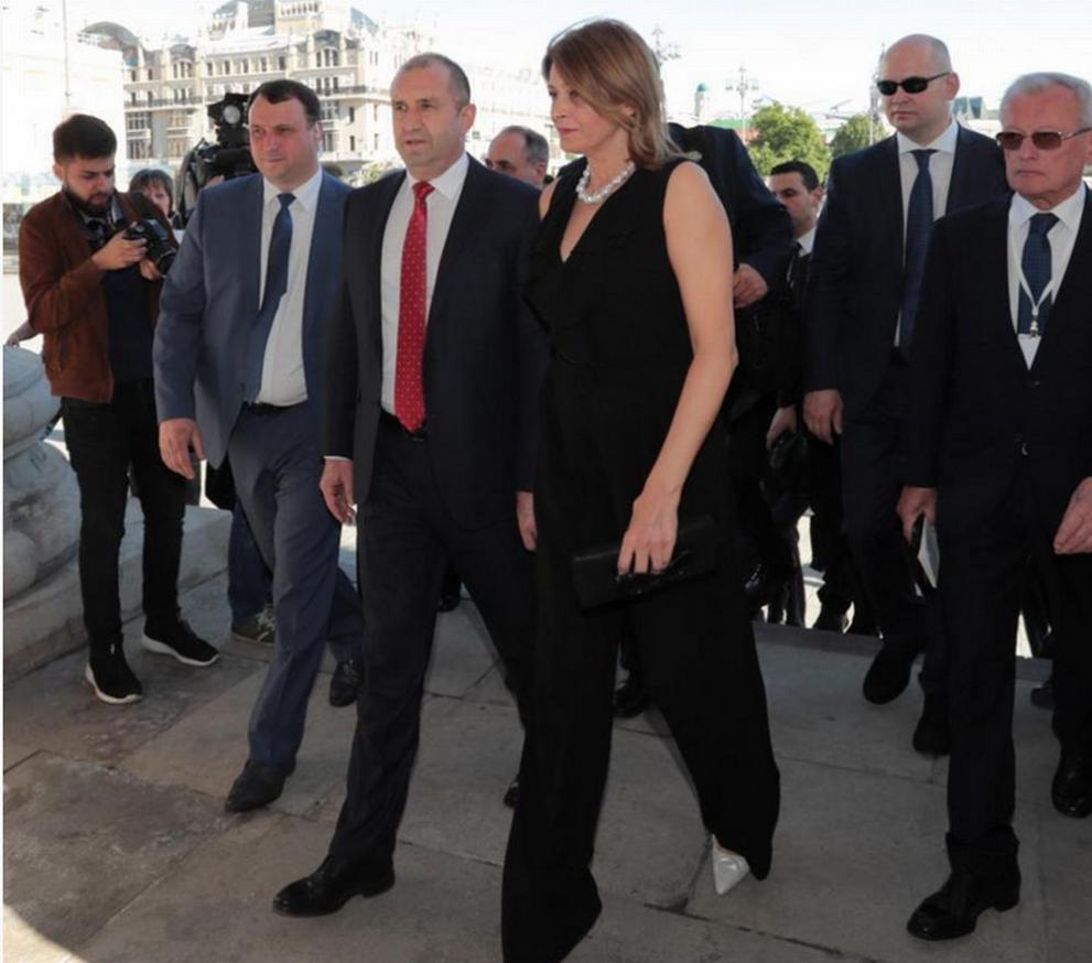  Десислава Радева в грациозен гащеризон в Болшой спектакъл 