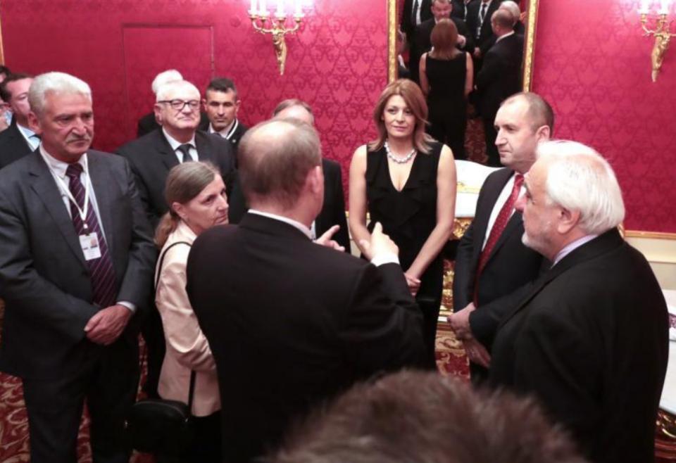 Президентската двойка беше на посещение в Москва. Двамата присъстваха на представление на Софийската опера в Болошой театър.