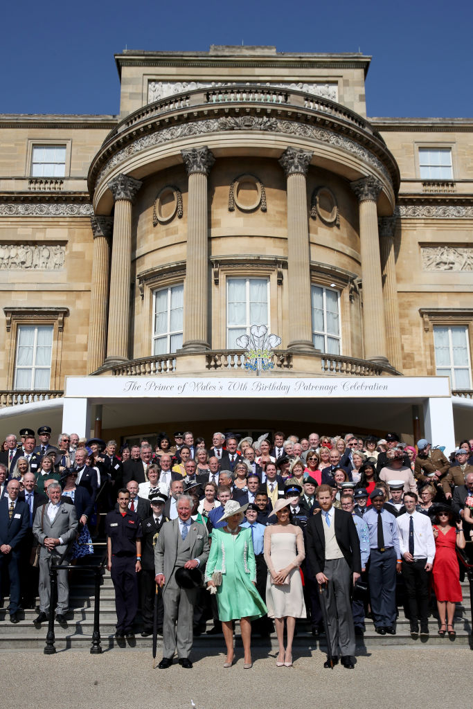 Принц Хари и неговата съпруга Меган направиха своята първа официална публична поява след сватбата им на градинско парти в Бъкингамския дворец. Празненството беше организирано в чест на принц Чарлз за многогодишната му благотворителна дейност.
