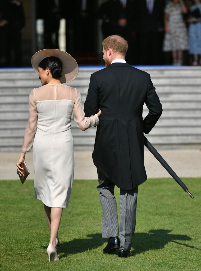 Принц Хари и неговата съпруга Меган направиха своята първа официална публична поява след сватбата им на градинско парти в Бъкингамския дворец. Празненството беше организирано в чест на принц Чарлз за многогодишната му благотворителна дейност.