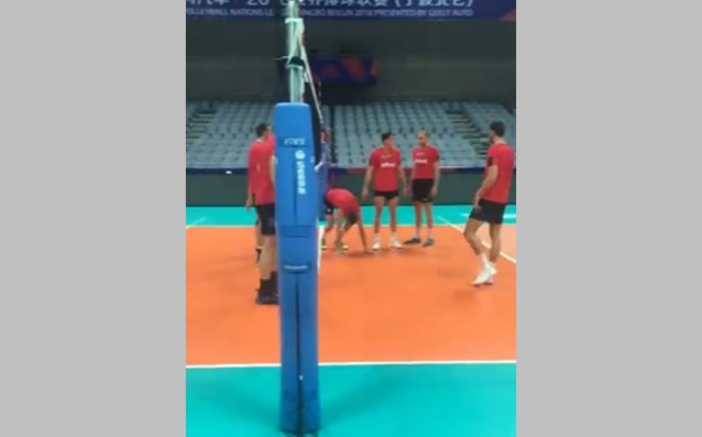 Волейболните ни национали направиха първа тренировка в официалната зала на