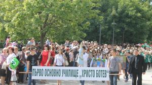 Червен килим за абитуриентите в Търговище