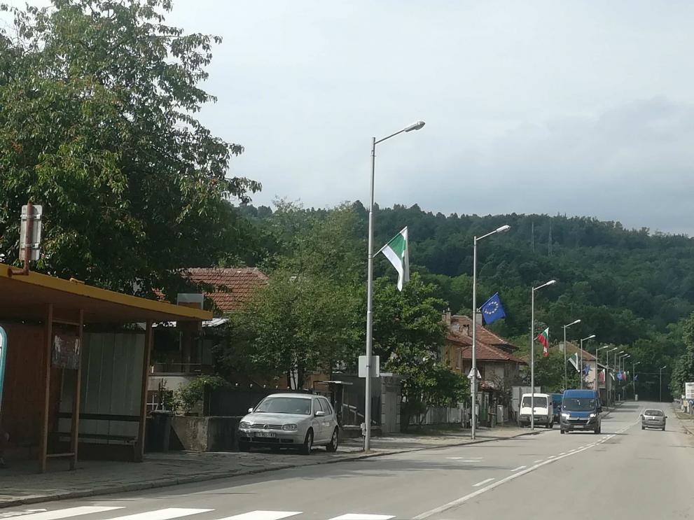 Националният флаг, знамето на Европейския съюз и знамето на Трявна вече посрещат жителите и гостите на града