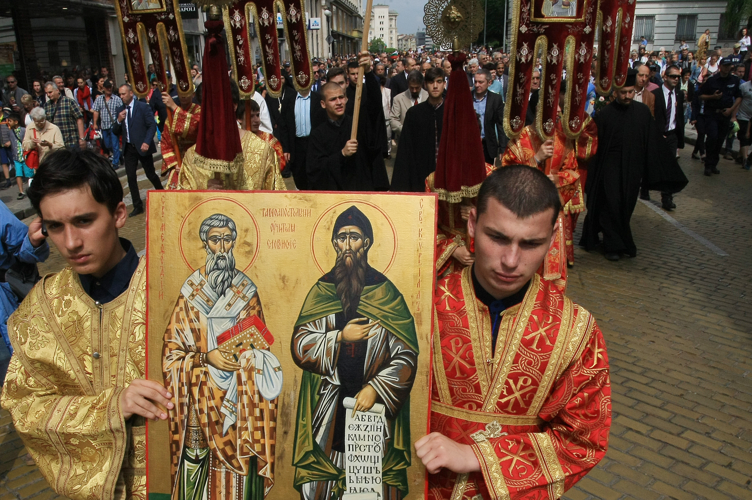 В шествието участват и представители на Българската православна църква, общественици и политици.