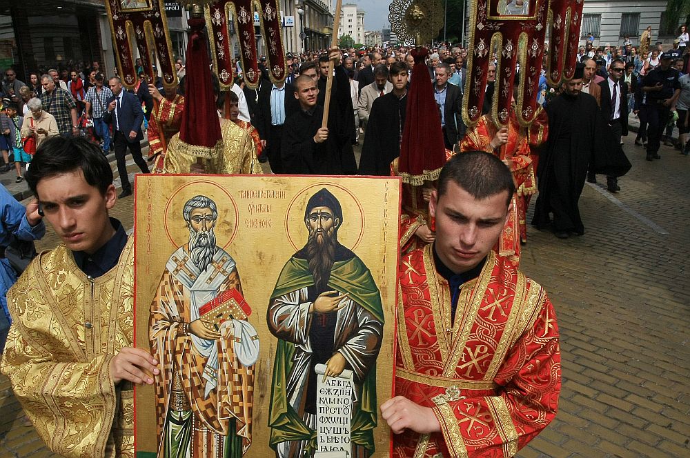 24 май - Денят на българската просвета и култура и славянската писменост, се отбелязва с шествия и тържества в цялата страна. В София се проведе шествие и тържествена церемония
