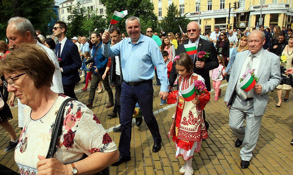 24 май - Денят на българската просвета и култура и славянската писменост, се отбелязва с шествия и тържества в цялата страна. В София се проведе шествие и тържествена церемония