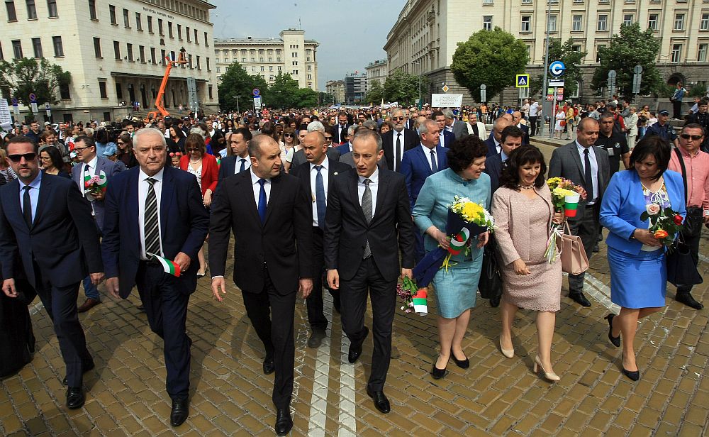 24 май - Денят на българската просвета и култура и славянската писменост, се отбелязва с шествия и тържества в цялата страна. В София се проведе шествие и тържествена церемония