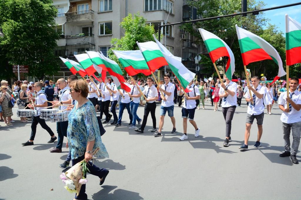 Многохилядно шествие по традиция изпълни улиците на Варна по повод 24-ти май