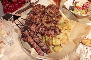  За гърците храненето е със статут на обред: продължава часове, компанията би трябвало да е огромна, а храната - страхотна. В Sousouro месото е великолепно. 