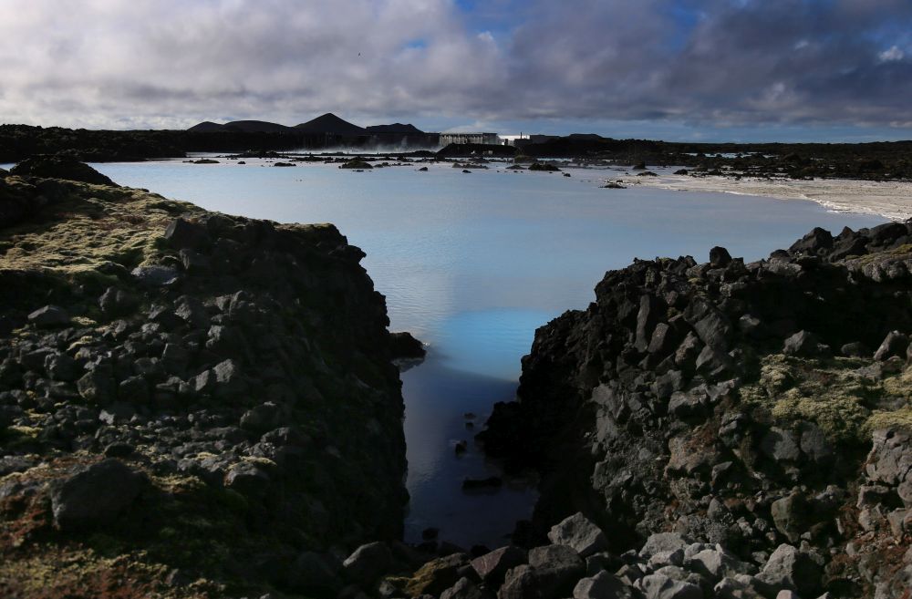 Само на 40 минути път с кола от Рейкявик - най-северната столица на планетата, се намира една от основните забележителности на Исландия - Синята Лагуна. Тя е единствена и уникална в цял свят - естествен комплекс от геотермални басейни. Потапянето в сините води днес е превърнато в забавление за почивка и грижа за тялото.