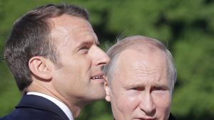 Руският президент Владимир Путин поздрави френския си колега Еманюел Макрон